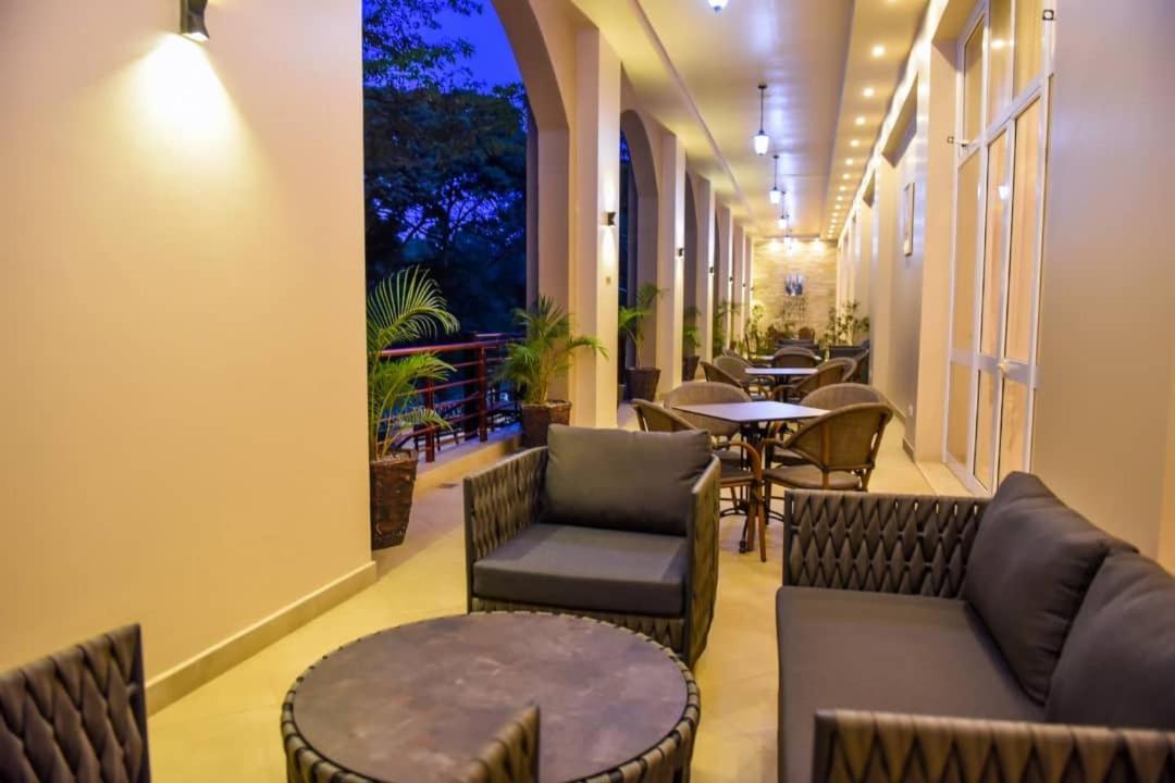 Admas Grand Hotel Ентебе Екстериор снимка