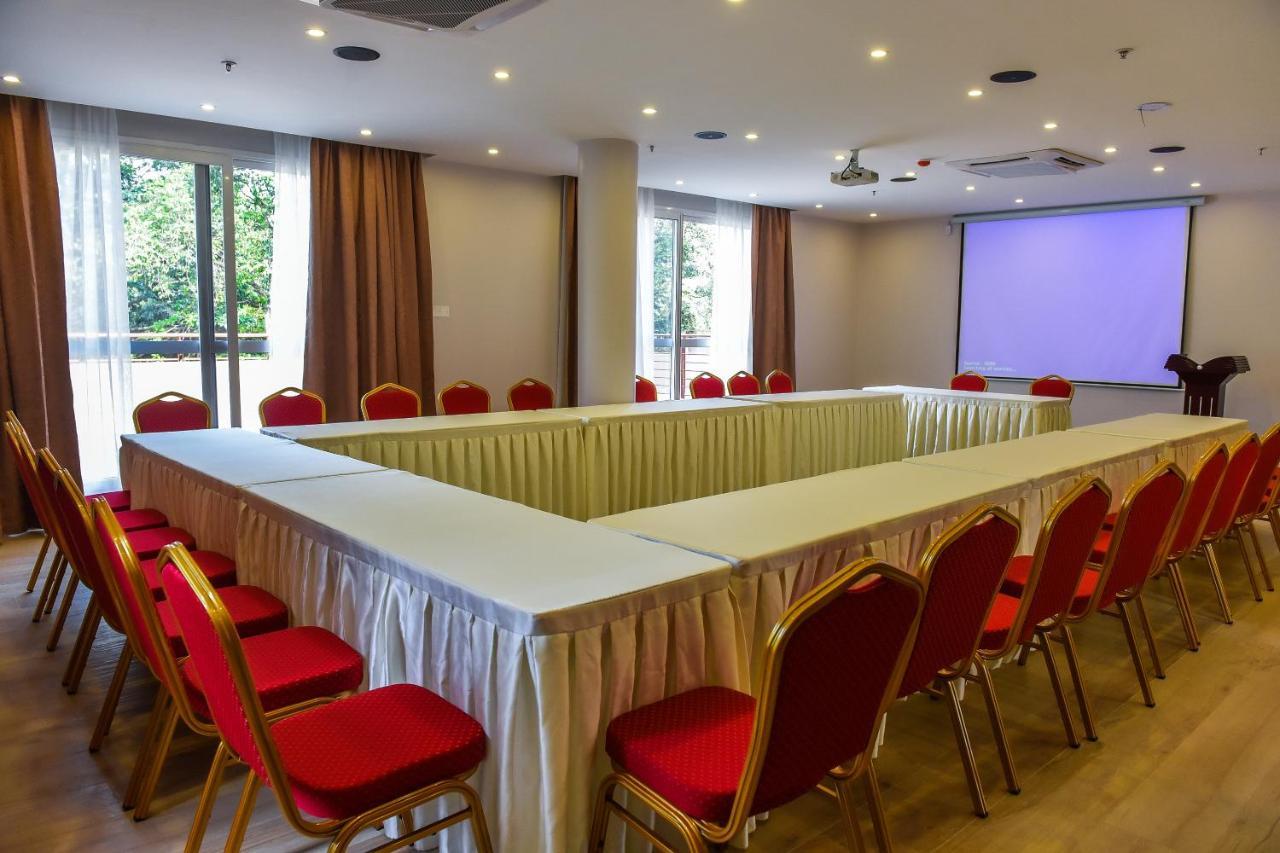Admas Grand Hotel Ентебе Екстериор снимка