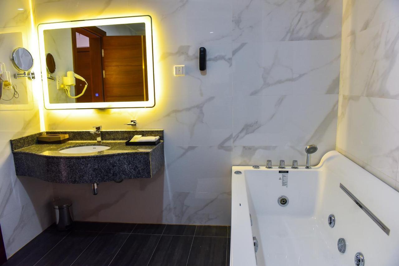 Admas Grand Hotel Ентебе Екстериор снимка
